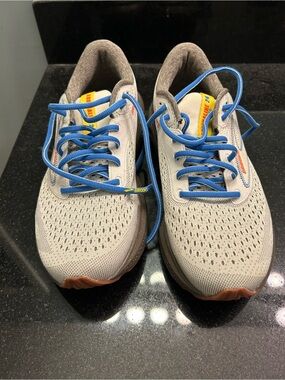 Brooks Men’s Running Shoe Neutral in Light Gray